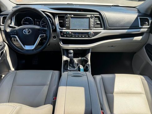 Used 2019 Toyota Highlander XLE AWD/4WD image 2