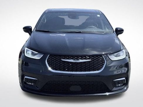 Used 2025 Chrysler Pacifica Select FWD image 2