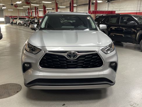 Used 2023 Toyota Highlander Platinum FWD image 3