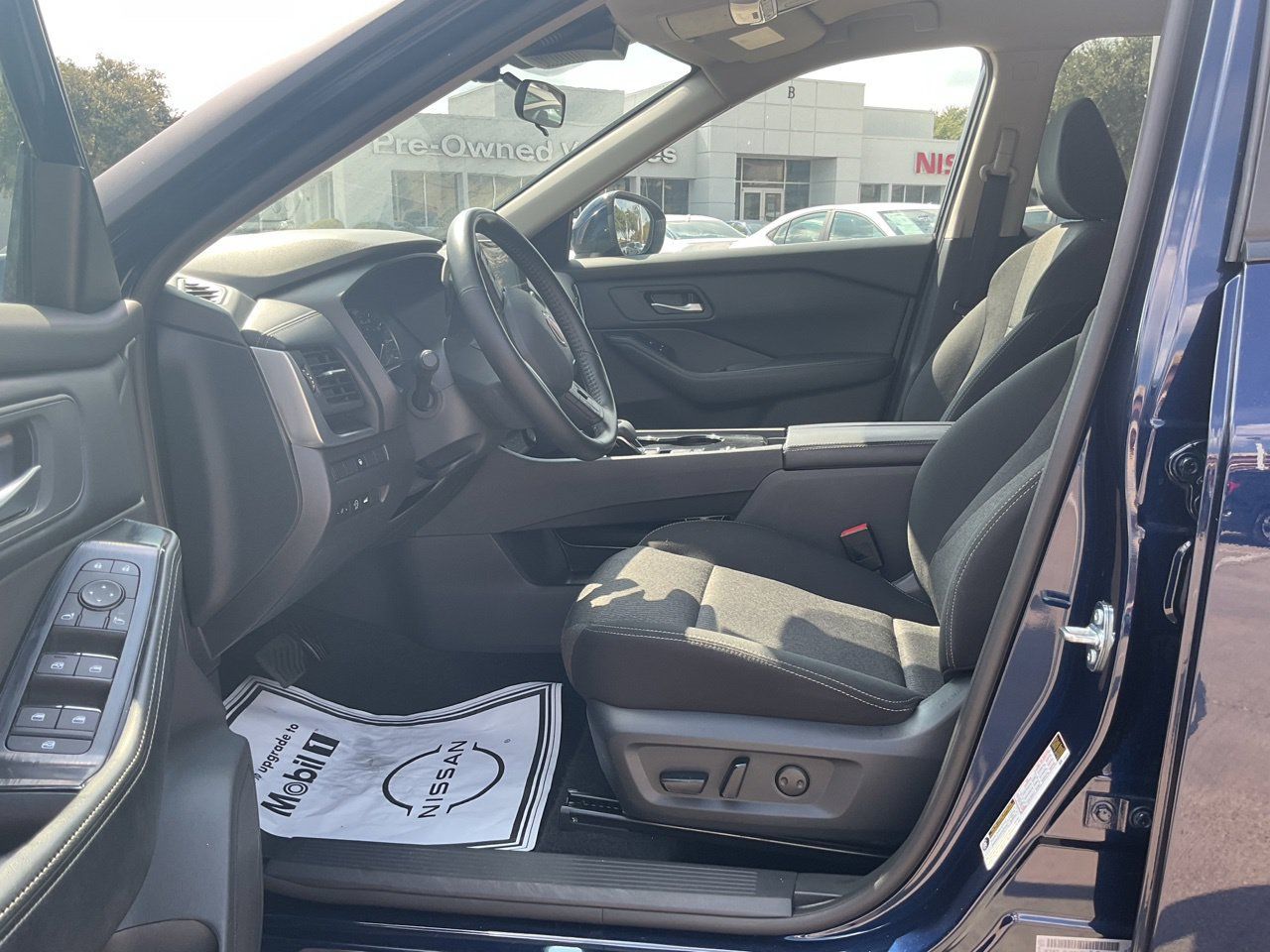 Used 2025 Nissan Rogue SV FWD image 8