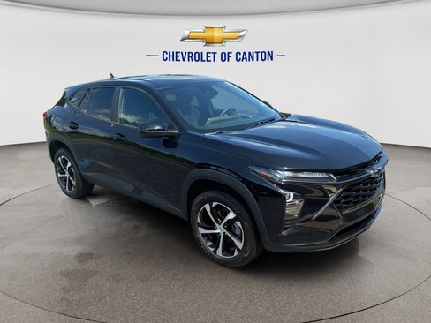 Used 2025 Chevrolet Trax RS w/ Driver Confidence Package FWD image 3