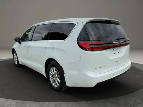 Used 2025 Chrysler Pacifica Select FWD image 5