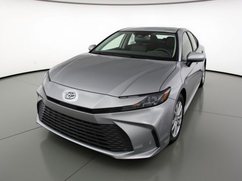 Used 2025 Toyota Camry LE FWD image 3