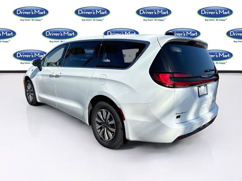 Used 2023 Chrysler Pacifica Touring-L FWD image 5