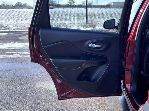 Used 2019 Jeep Cherokee Trailhawk image 20