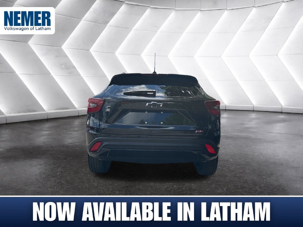 Used 2024 Chevrolet Trax RS w/ Sunroof Package FWD image 3