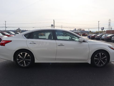Used 2016 Nissan Altima 2.5 SR w/ LED Appearance Package image 6