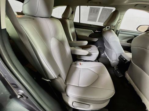 Used 2023 Toyota Highlander XLE AWD/4WD image 28
