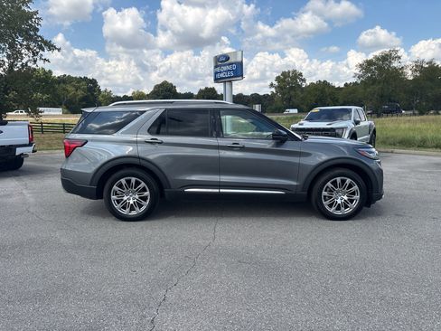 Certified 2025 Ford Explorer Platinum RWD image 4