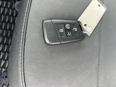 Certified 2024 Volkswagen Taos SE w/ Panoramic Sunroof Package image 33