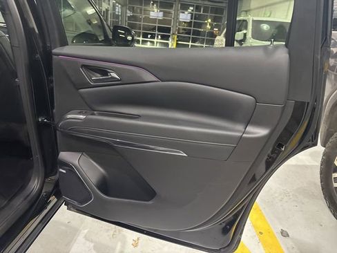 Used 2025 Chevrolet Traverse High Country w/ LPO, Floor Liner Package AWD/4WD image 31