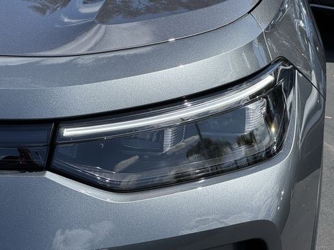 Used 2025 Volkswagen Tiguan SE FWD image 6