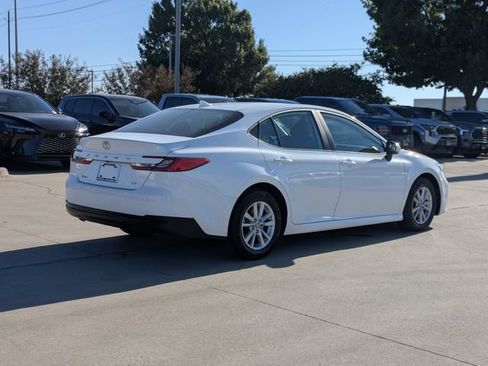 Used 2025 Toyota Camry SE FWD image 6