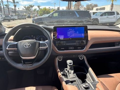 Used 2025 Toyota Grand Highlander AWD image 9