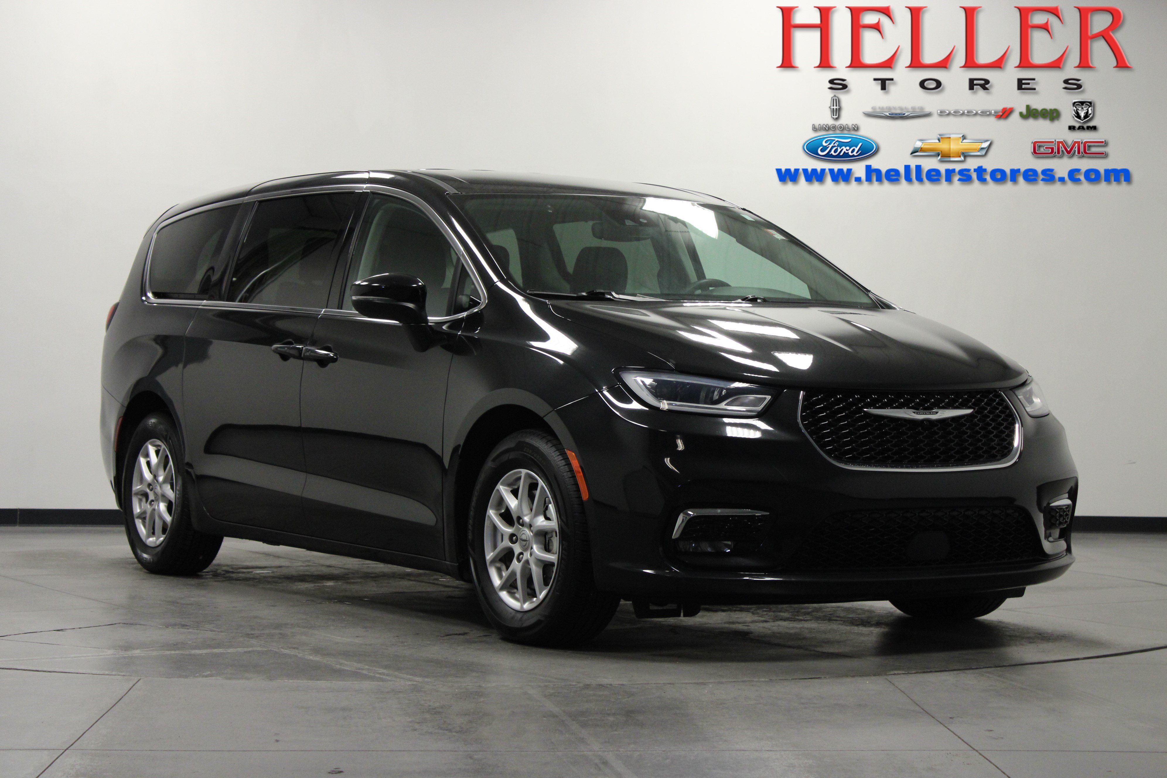 Used 2023 Chrysler Pacifica Touring-L FWD image 1