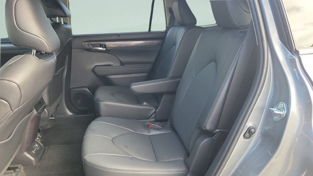 Used 2026 Toyota Highlander Limited AWD/4WD image 9
