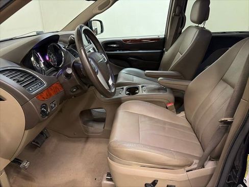 Used 2013 Chrysler Town & Country Touring-L w/ Driver Convenience Group image 17