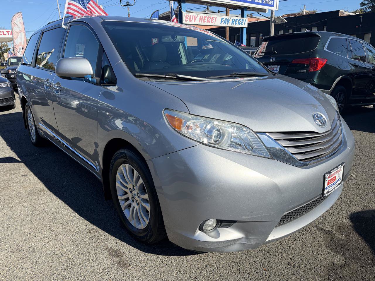 Used 2017 Toyota Sienna XLE w/ XLE Navigation Package FWD image 2
