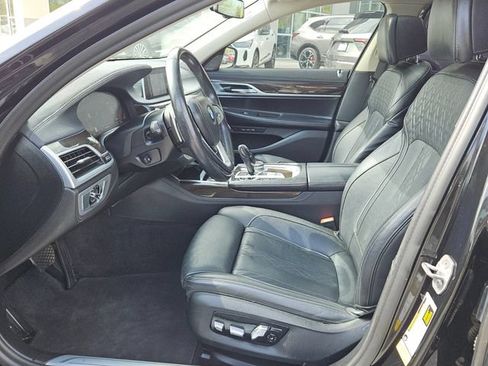 Used 2022 BMW 740i w/ Premium Package RWD image 3