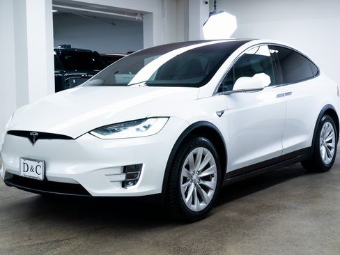 Used 2019 Tesla Model X 100D image 3