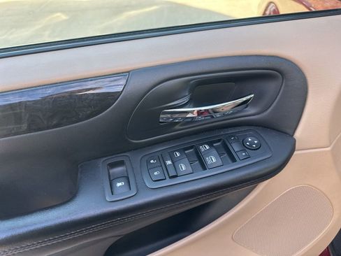Used 2014 Dodge Grand Caravan SXT w/ UConnect Hands-Free Group image 18