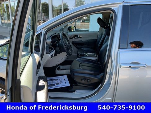 Used 2024 Chrysler Pacifica Touring-L FWD image 31
