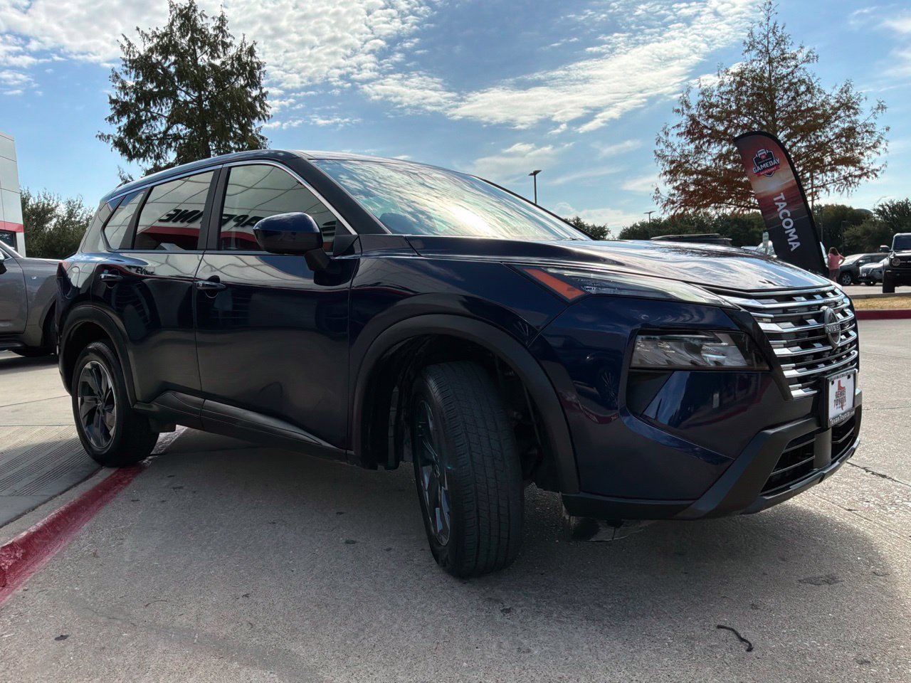 Used 2025 Nissan Rogue SV FWD image 4