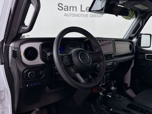 Used 2024 Jeep Wrangler Unlimited image 9