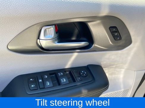 Used 2024 Chrysler Pacifica Touring-L image 17