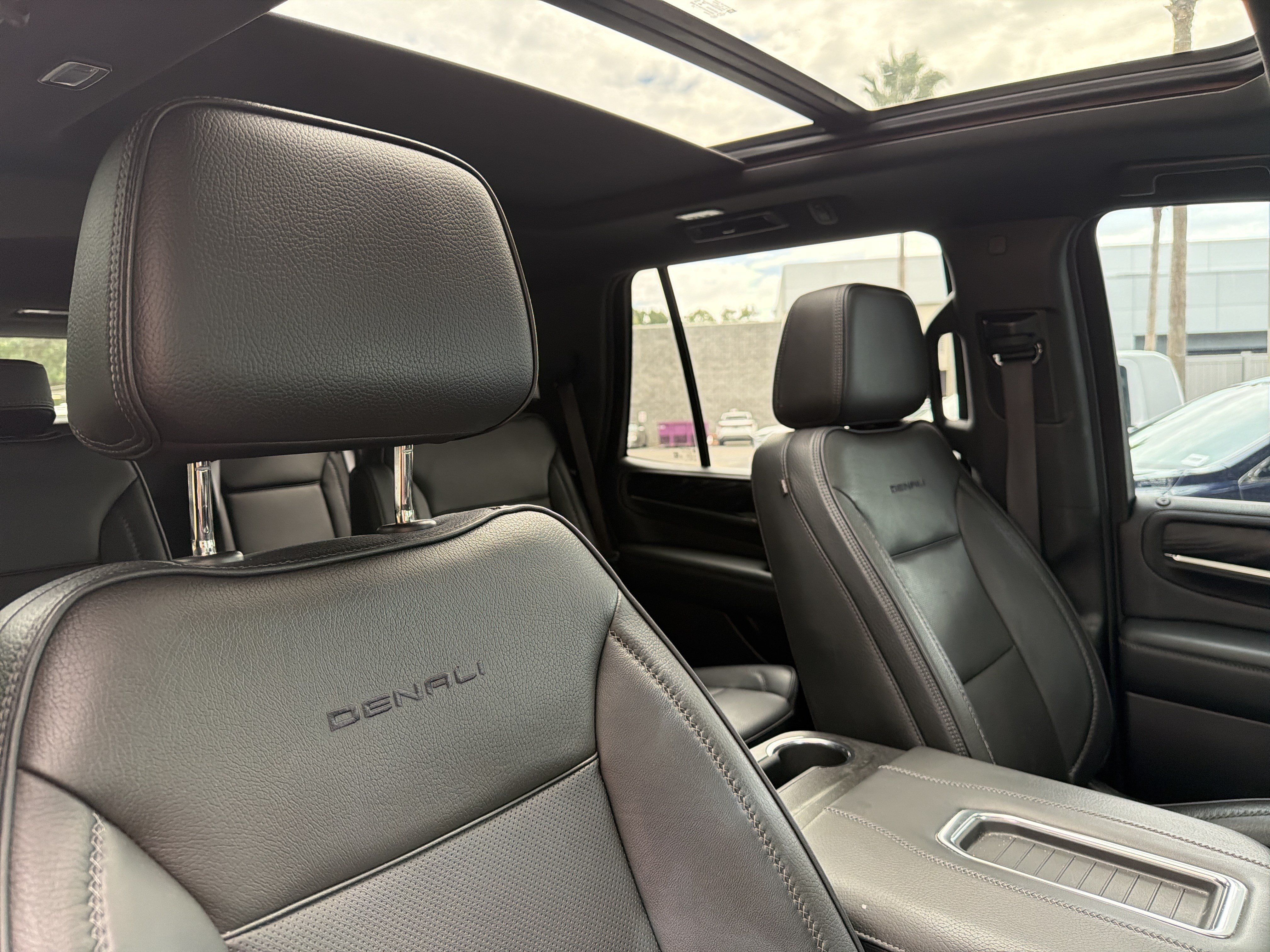 Used 2022 GMC Yukon Denali RWD image 46