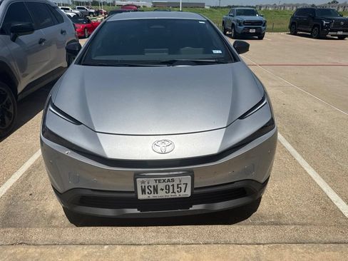 Used 2025 Toyota Prius LE FWD image 6