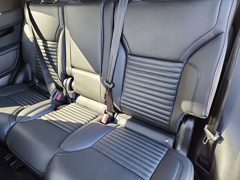 Certified 2025 Land Rover Discovery S image 25