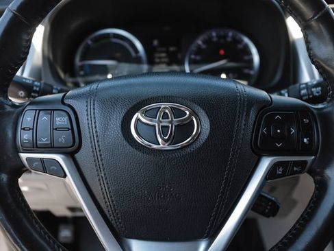 Used 2017 Toyota Highlander Limited Platinum AWD/4WD image 38