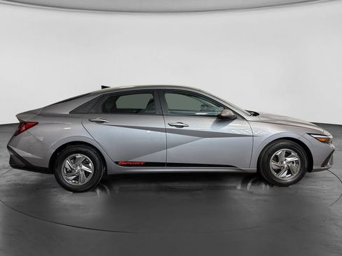 Certified 2025 Hyundai Elantra SE FWD image 5