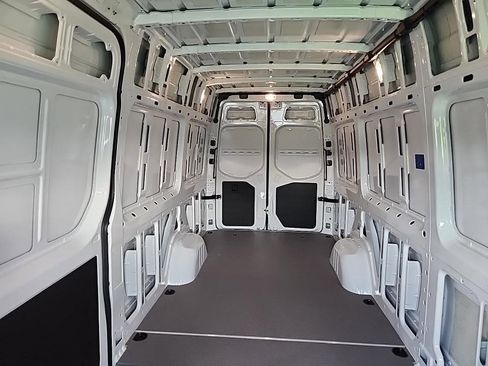 Used 2025 Mercedes-Benz Sprinter 2500 image 12