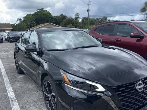 Used 2025 Nissan Altima 2.5 SR FWD image 3