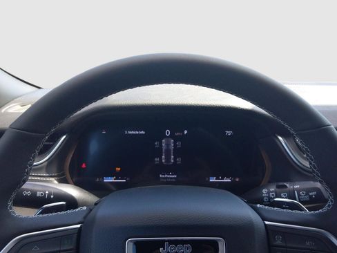 New 2025 Jeep Grand Cherokee Altitude image 18