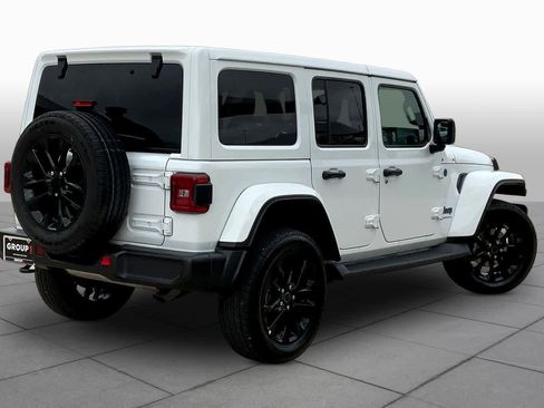 Used 2025 Jeep Wrangler Sahara image 13