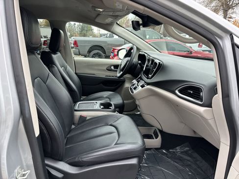 Certified 2024 Chrysler Pacifica Touring-L image 4