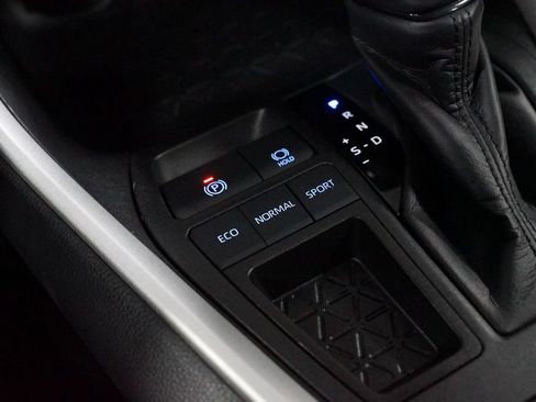 Used 2019 Toyota RAV4 LE FWD image 21