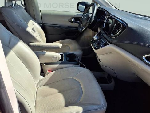 Used 2021 Chrysler Pacifica Touring-L w/ Uconnect Theater Family Group image 6