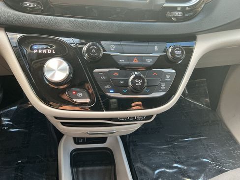 Used 2023 Chrysler Voyager LX FWD image 16