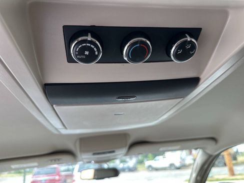 Used 2016 Chrysler Town & Country Touring FWD image 14