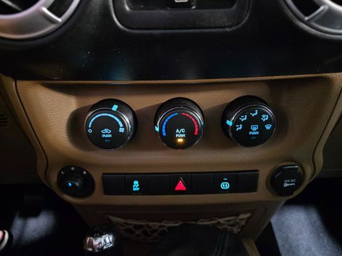 Used 2012 Jeep Wrangler Unlimited Sahara w/ Max Tow Pkg AWD/4WD image 30