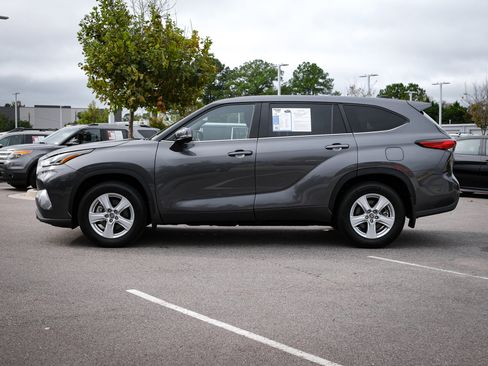Used 2023 Toyota Highlander LE image 7