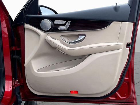 Used 2017 Mercedes-Benz GLC 300 4MATIC image 24