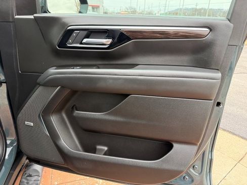 Used 2025 Chevrolet Tahoe Z71 w/ Comfort Package image 24