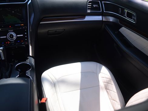 Used 2018 Ford Explorer Platinum image 14