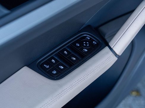 Certified 2025 Porsche Cayenne E-Hybrid w/ Premium Package Plus image 19