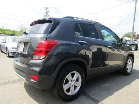 Used 2017 Chevrolet Trax LT w/ Sun & Sound Package FWD image 8